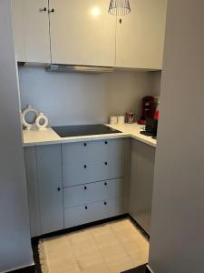 uma cozinha com balcões brancos e armários brancos em Appartement situé au centre ville d’alfortville em Alfortville