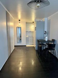 a hallway with a table and chairs in a room at Appartement situé au centre ville d’alfortville in Alfortville