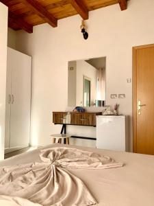 Il comprend une chambre avec un grand lit et une cuisine. dans l'établissement CasaDolceCasa, à Shkodër