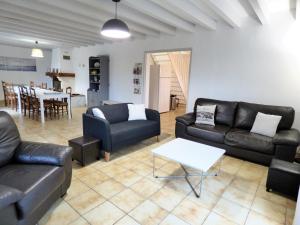 Sala de estar con 2 sofás y mesa en L'OREE DE LA PLAGE, 15 pers, Charmante Maison rénovée à Vieux-Boucau, en Vieux-Boucau-les-Bains