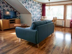 un soggiorno con divano blu e tavolo di First Camp Ansia - Lycksele a Lycksele