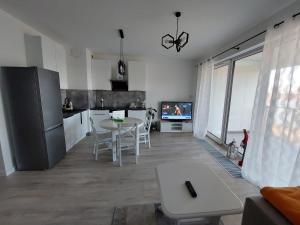 Kuchyňa alebo kuchynka v ubytovaní Apart Białe Augustów + 2 fotografie