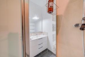 a bathroom with a sink and a shower at Chez Jeanne - Appartement Hyper Centre in Bordeaux