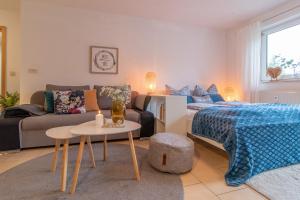 un soggiorno con letto e divano di Modernes Apartment im Grünen I Balkon I WLAN I Stellplatz a Schwarzenberg