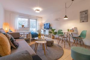 ein Wohnzimmer mit einem Sofa und einem Tisch in der Unterkunft Modernes Apartment im Grünen I Balkon I WLAN I Stellplatz in Schwarzenberg