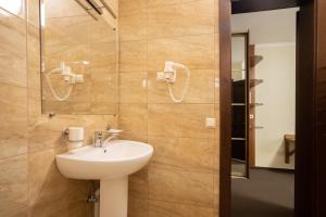 Koupelna v ubytování Private Rooms in Hotel GROFA 3 поверх