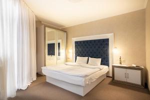 Postel nebo postele na pokoji v ubytování Private Rooms in Hotel GROFA 3 поверх