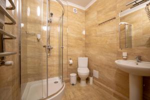 Koupelna v ubytování Private Rooms in Hotel GROFA 3 поверх