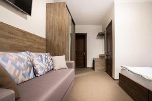 Postel nebo postele na pokoji v ubytování Private Rooms in Hotel GROFA 3 поверх
