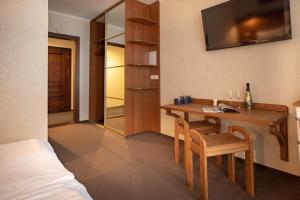 TV a/nebo společenská místnost v ubytování Private Rooms in Hotel GROFA 3 поверх