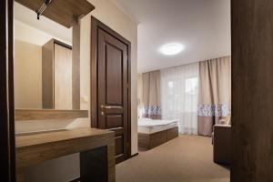 Postel nebo postele na pokoji v ubytování Private Rooms in Hotel GROFA 3 поверх