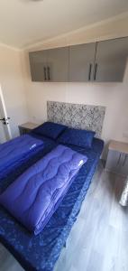 Ένα ή περισσότερα κρεβάτια σε δωμάτιο στο Chalet in Oostkapelle