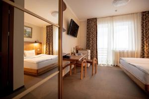 Postel nebo postele na pokoji v ubytování Private Rooms in Hotel GROFA 3 поверх