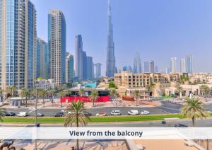 uma vista a partir da varanda de uma cidade com arranha-céus em Ultra Luxury Downtown - Full Burj Khalifa View - 5 Min Walk To Dubai Mall! em Dubai
