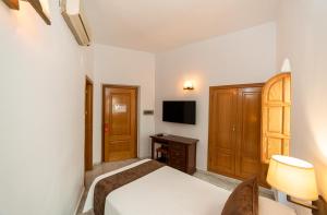 Televízia a/alebo spoločenská miestnosť v ubytovaní Hotel Casa Palacio la Sal