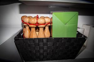 un cesto pieno di cucchiai di legno e una scatola verde di Infiniment Vôtre a Onhaye