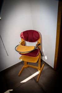 una sedia in legno seduta in una stanza di Infiniment Vôtre a Onhaye