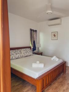1 dormitorio con 1 cama en una habitación en South Mountain Resort en Siquijor