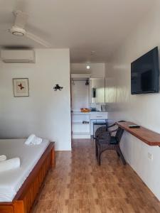 Pokój z 2 łóżkami, biurkiem i kuchnią w obiekcie South Mountain Resort w mieście Siquijor