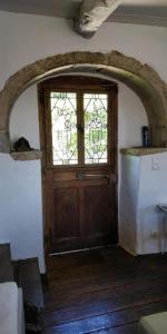 um quarto com uma porta de madeira e uma janela em Travers de Pechméjà em Lissac et Mouret