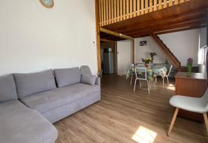 - un salon avec un canapé gris et une table dans l'établissement In Tavignanu, à Sortipiani