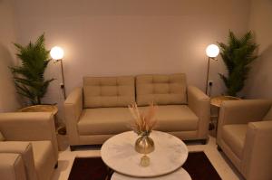 Ein Sitzbereich in der Unterkunft فندق قرطبة العزيزية