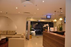 a lobby with a couch and a reception desk at فندق قرطبة العزيزية in Makkah