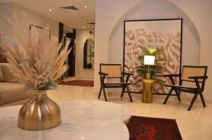 Ein Sitzbereich in der Unterkunft فندق قرطبة العزيزية