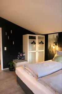 - une chambre avec un grand lit et une fenêtre dans l'établissement NEST'L Appartements & Zimmer, à Mösern