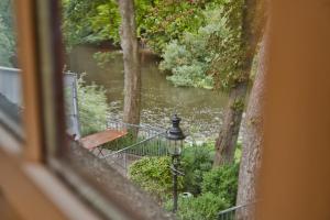 una ventana con vistas al río en Kleinhuis Hotel Mellingburger Schleuse, en Hamburgo