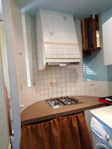 uma cozinha com uma placa de fogão e forno. em Appartement de 2 chambres avec vue sur la ville et wifi a Marseille a 4 km de la plage em Marselha