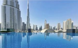 Bazén v ubytování Sleek One Bedroom Burj Khalifa View nebo v jeho okolí
