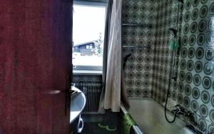 een badkamer met een bad en een raam bij Appartement Moni XXL 66m2 in Kaprun +19 foto's