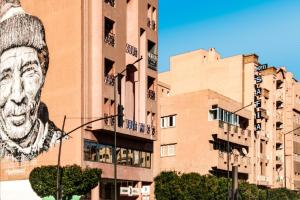 un edificio con una cara grande en el costado en Hotel Safia, en Marrakech