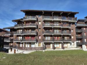 a large building with balconies on the side of it at Studio Méribel, 1 pièce, 4 personnes - FR-1-411-382 in Les Allues