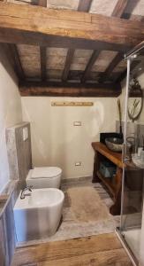 Casa Argenti في Arrone: حمام به مرحاض أبيض ومغسلة
