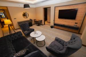 TV a/nebo společenská místnost v ubytování The Grand Lux Hotel
