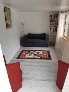 uma sala de estar com um sofá e um tapete em KITOKO L'HERAULT gite close to SALAGOU Lake em Clermont-lʼHérault