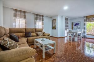 - un salon avec un canapé et une table dans l'établissement La Perla del Centro, à Cordoue