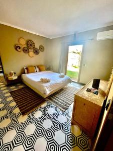 - une chambre avec un grand lit et une fenêtre dans l'établissement Villa 55, à Marrakech
