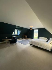 Säng eller sängar i ett rum på Highland Hideaway in secluded riverside location