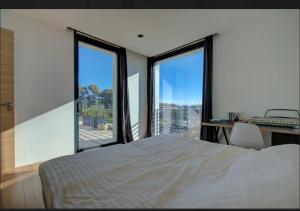 En eller flere senge i et værelse på VILLA CLARA + 10 billeder