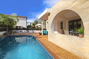 una casa con piscina en un patio en Villa Merry en Ayia Napa