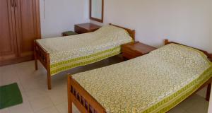 Habitación con 3 camas en una habitación en Camellia Heights 1&2, en Coonoor