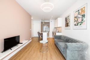 Televízia a/alebo spoločenská miestnosť v ubytovaní Wola Bloom Apartment