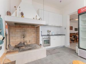 uma cozinha com lareira de tijolos no meio em Villa Blanka em Podgora
