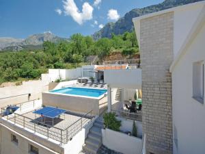 uma vista para uma casa com piscina em Villa Blanka em Podgora