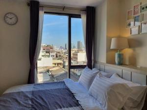 Postel nebo postele na pokoji v ubytování Chinatown Residence Yaowaraj Bangkok Watmungkorn MRT Station