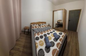 Un dormitorio con una cama con calcetines. en Buko apartamenty en Uniejow