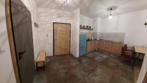 cocina con mesa y puerta en una habitación en Buko apartamenty, en Uniejów